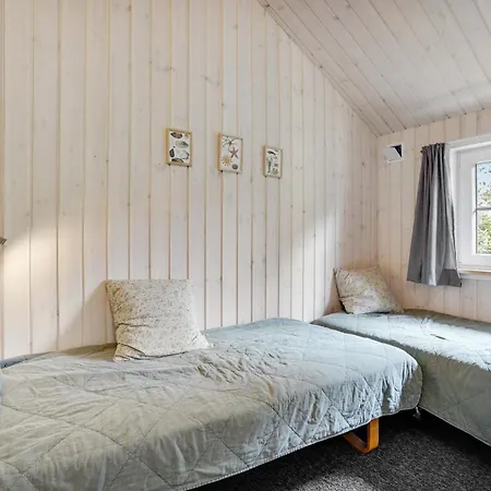 Six-bedroom In Prázdninový dům *