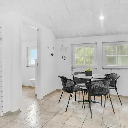 6 Bedroom Gorgeous Home In Blavand *